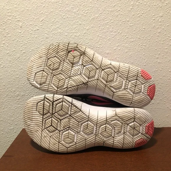 Girls Nike tennis shoes gray with pink size 4Y - Picture 3 of 4